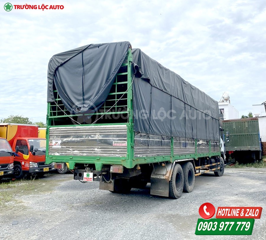 Close-up of the truck bed on a used Isuzu FVM truck