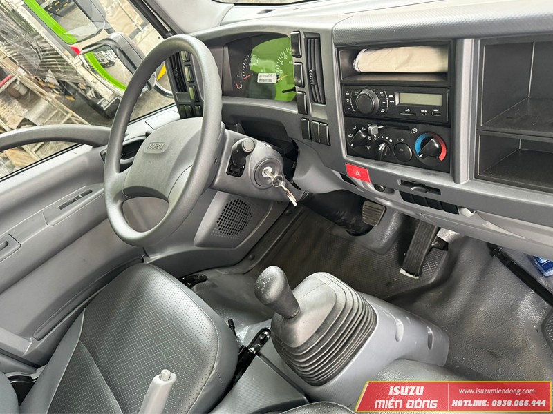 いすゞトラックQKR150の運転席側の内装写真