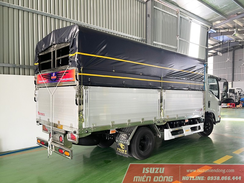Benne bâchée en aluminium montée sur un camion Isuzu QKR 270 2.8T