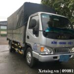 alt text: Hình ảnh tổng quan xe tải Jac 1t9 cũ màu trắng, thùng kín