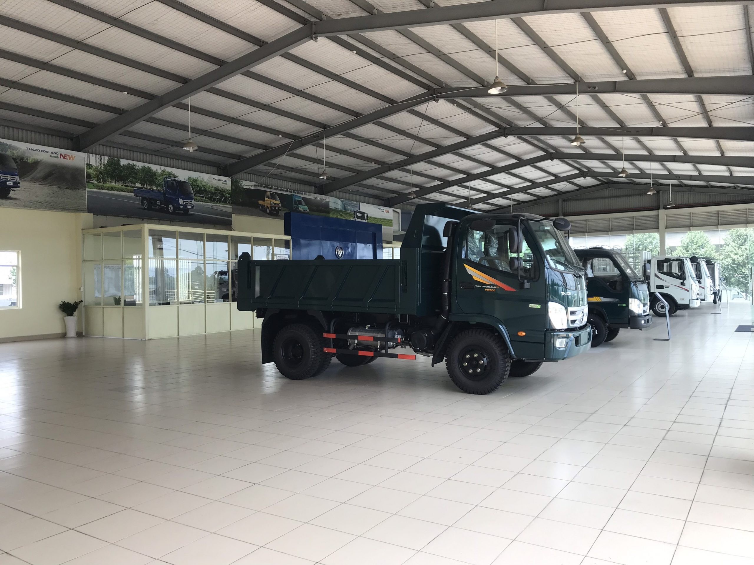 Xe trưng bày trong Showroom Foton