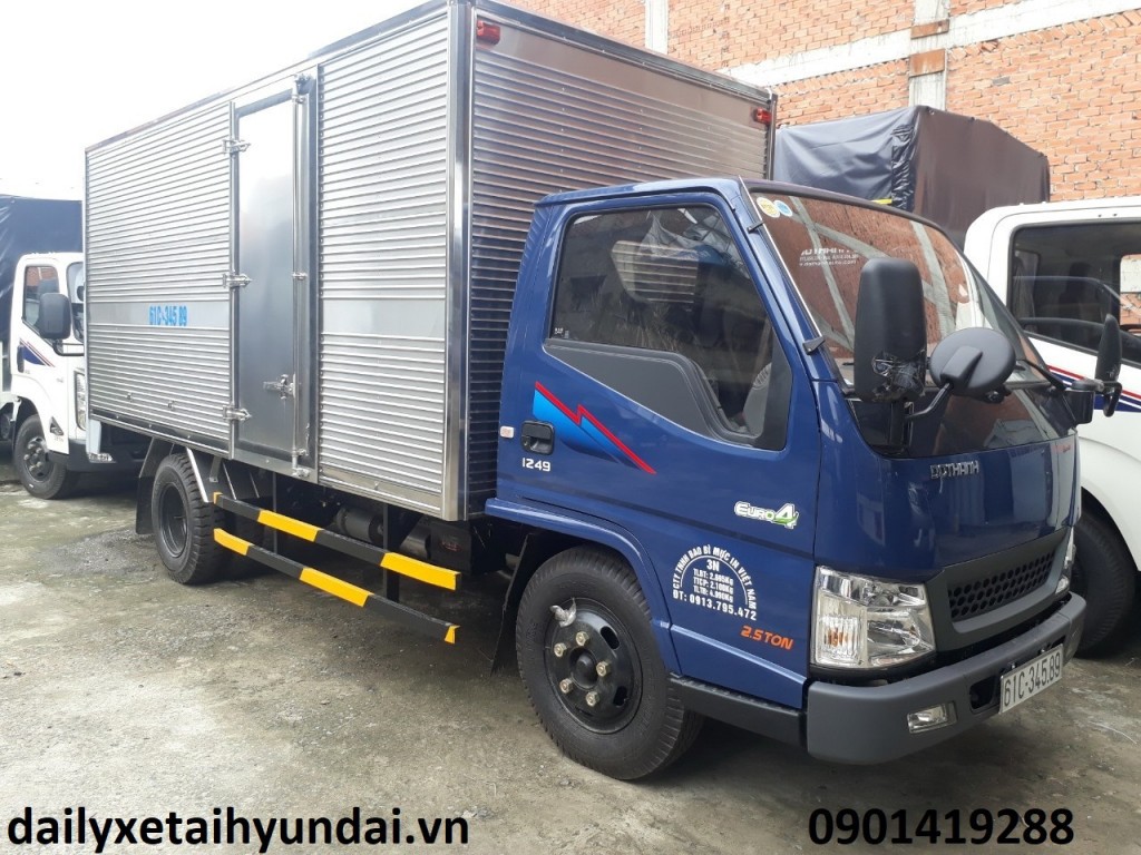 Vue rapprochée de la calandre et des phares d'un camion Đô Thành IZ49, mettant en évidence le logo et le design