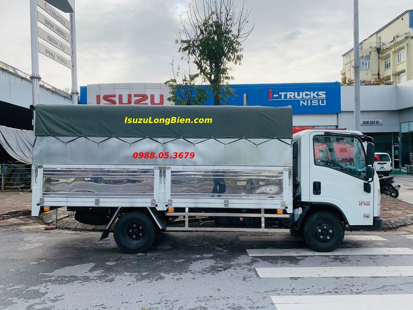 Isuzu QKR 270 vrachtwagen met huifzeil laadbak, opgevoerd