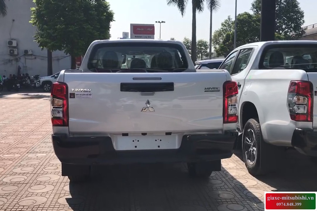 Khoang lái xe bán tải Mitsubishi Triton 4x4 MT