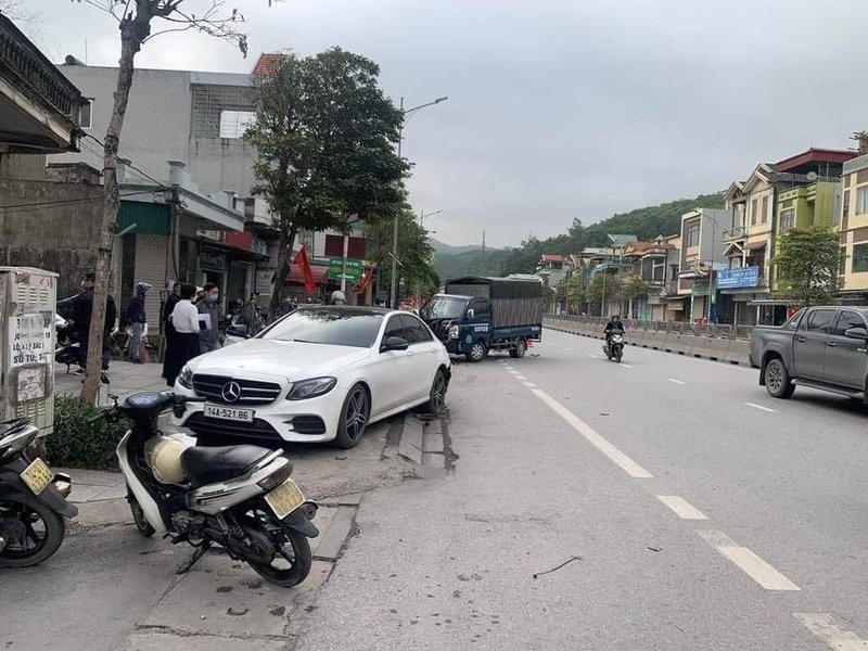 ภาพท้ายรถ Mercedes-Benz E300 ที่บุบหลังจากการชน