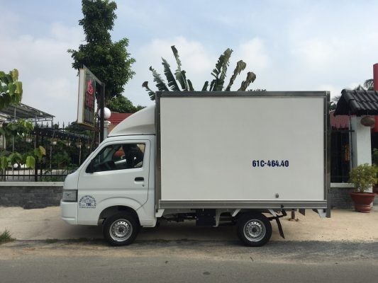 Camião Suzuki 750kg com carroçaria fechada em compósito, mostrando a lateral