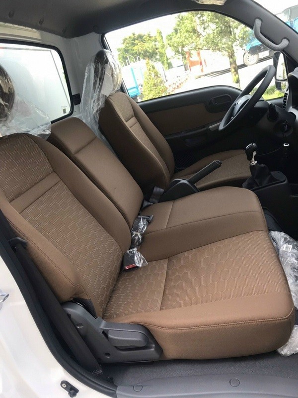 alt: Hình ảnh chi tiết ghế ngồi trong cabin xe tải Kia K200S, thể hiện chất liệu và thiết kế ghế.