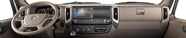 Panel de control interior del Foton M4 con pantalla LCD
