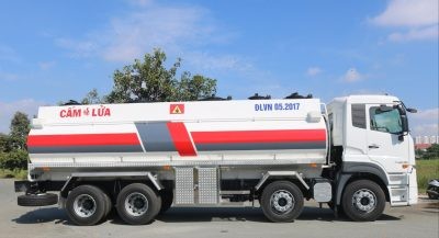รถบรรทุกน้ำมัน 22 ลบ.ม. บนรถบรรทุก UD Nissan 4 ขา