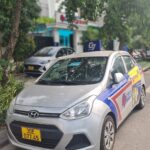 Người lái xe tải đang kiểm tra xe
