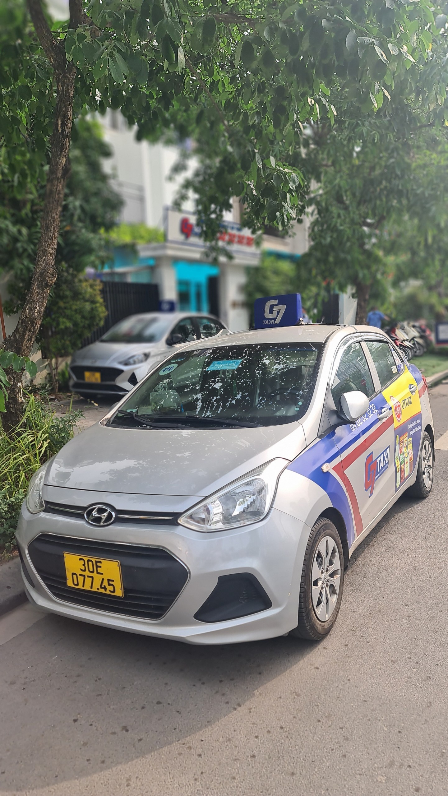 Người lái xe tải đang kiểm tra xe