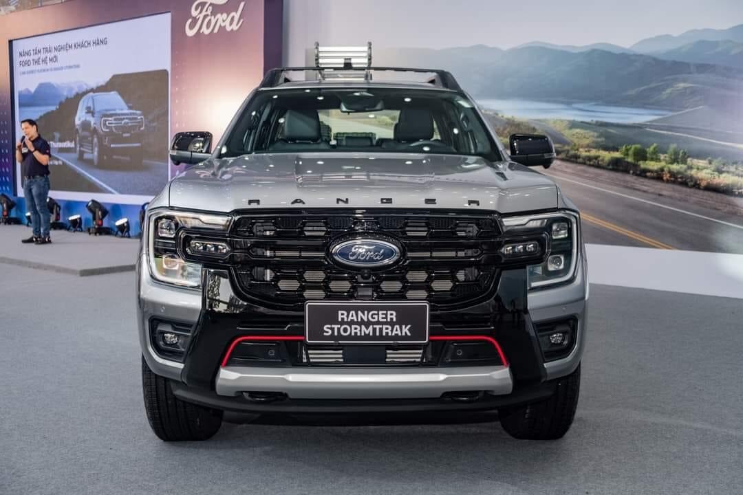 alt text: Hình ảnh thùng xe Ford Ranger Stormtrak 4x4 2025 rộng rãi với khung tay nắm tiện lợi