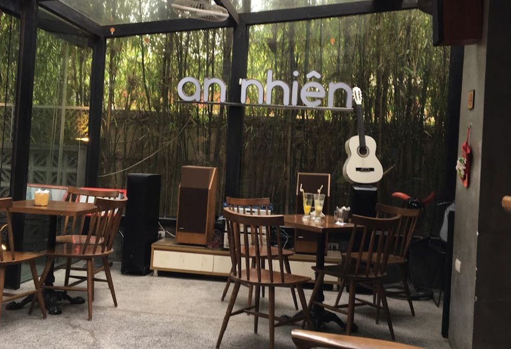 Không gian bên trong quán cafe An Nhiên ấm cúng và yên bình với tông màu trầm và ánh sáng dịu nhẹ