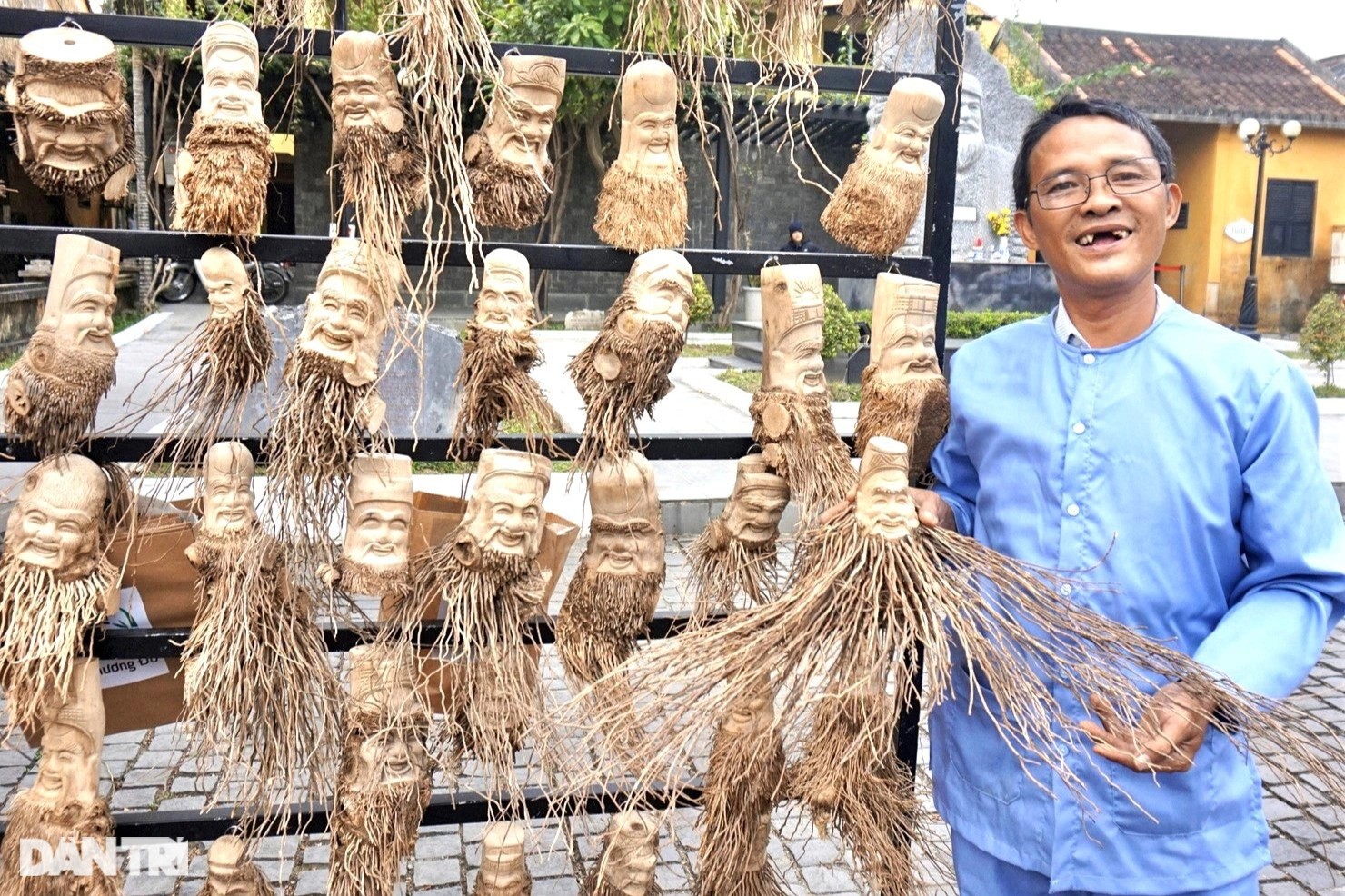 Nghá»‡ nhÃ¢n rÄƒng sÃºn á»Ÿ phá»‘ Há»™i báº¯t gá»‘c treâ€¦ báº­t cÆ°á»i - 1