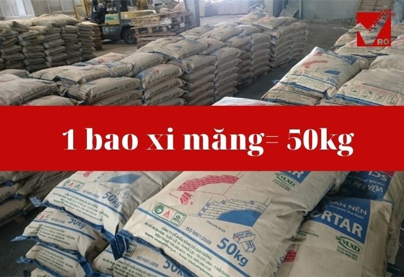 Một bao xi măng 50kg được vận chuyển trên xe tải