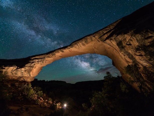 Đài tưởng niệm Quốc gia Natural Bridges, Utah, Hoa Kỳ: Công viên đầu tiên được Hiệp hội bầu trời đêm quốc tế (IDA) công nhận vẻ đẹp tuyệt vời vào ban đêm