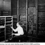 Hình ảnh các kỹ sư đang lập trình cho máy tính ENIAC