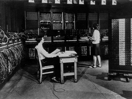 Hình ảnh John Mauchly và J. Presper Eckert bên cạnh máy tính ENIAC