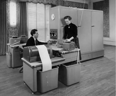 Hình ảnh so sánh kích thước của máy tính ENIAC với một chiếc máy tính hiện đại