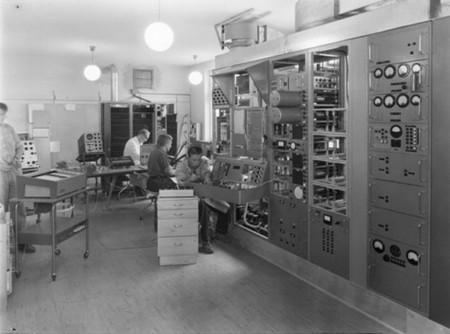 Hình ảnh các nữ lập trình viên đang làm việc với ENIAC