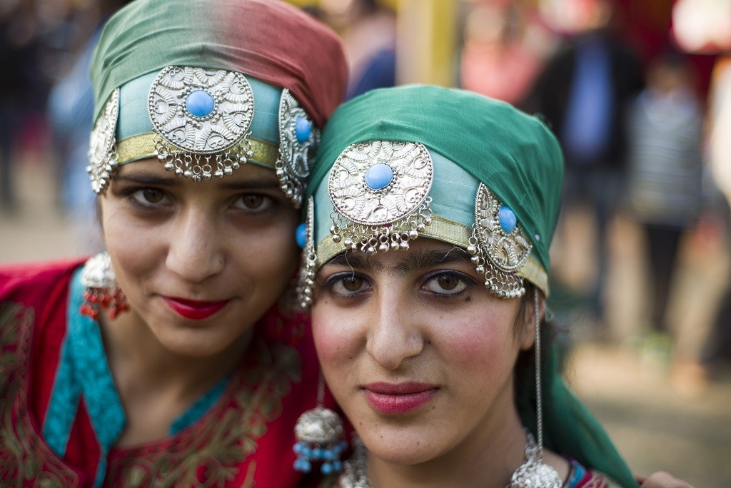 Một người phụ nữ Kashmiri với đôi mắt xanh và mái tóc sáng màu, thể hiện vẻ đẹp đặc trưng của vùng đất này, nơi pha trộn nhiều nền văn hóa và di sản di truyền.