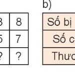 Hình ảnh một con cua đang di chuyển trên cát, với càng lớn giơ cao