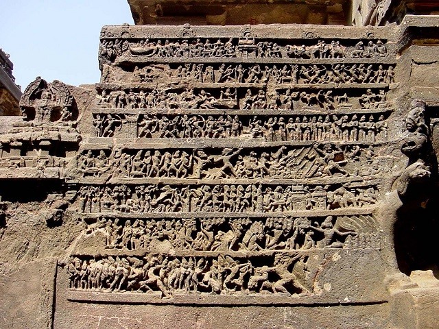 Một phiến đá chạm khắc trên đền Kailasa, tái hiện lại một cảnh trong thiên sử thi Ramayana