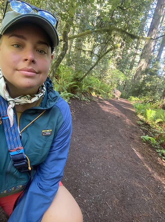 Abbey Robertson chụp ảnh selfie tại Công viên Quốc gia Redwood.