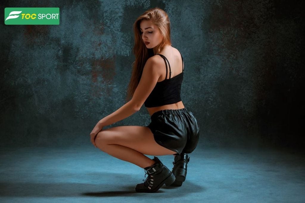 Một vũ công chuyên nghiệp đang biểu diễn twerk trên sân khấu