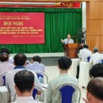 Người đàn ông lái xe tải tập trung cao độ, thể hiện tinh thần tự giác trong công việc vận chuyển hàng hóa an toàn và đúng giờ.