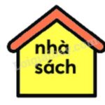 Góc đọc sách lý tưởng bên cửa sổ với ánh sáng tự nhiên và ghế bành êm ái