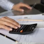 Một người đang sửa lỗi trong bài viết của mình