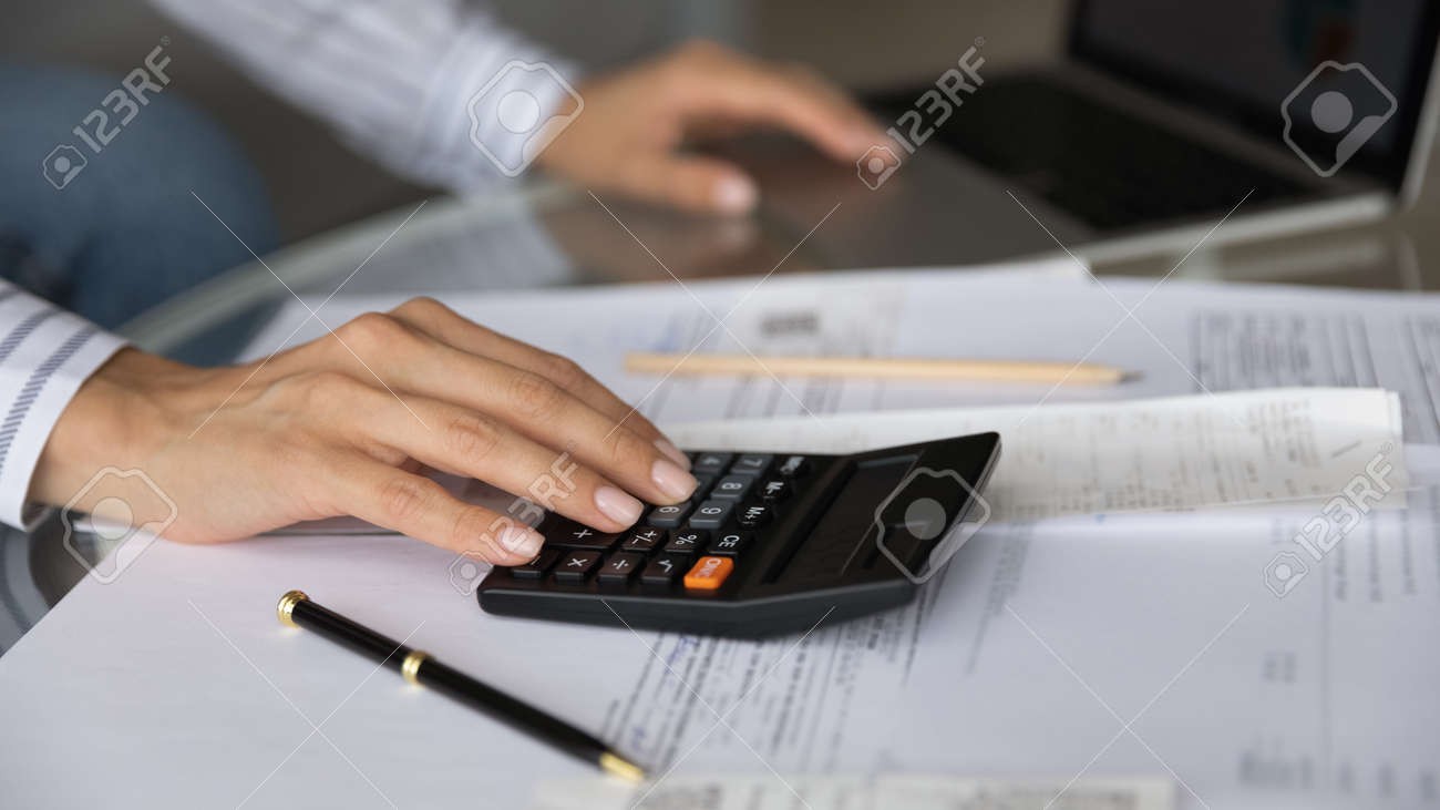 Một người đang sửa lỗi trong bài viết của mình