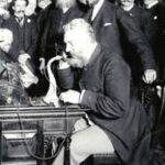 Alexander Graham Bell Sử Dụng Điện Thoại