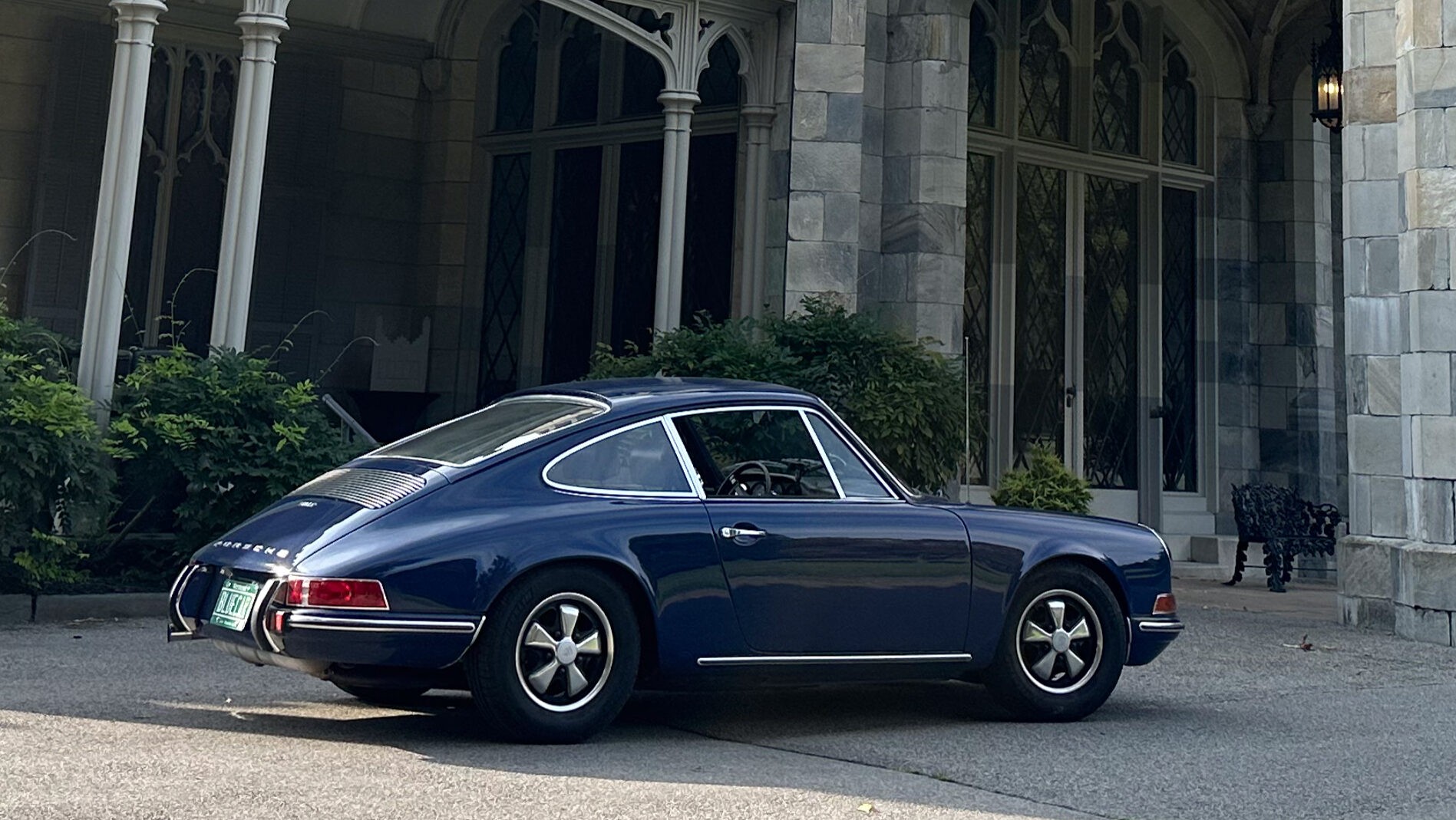 Porsche 911 T phía sau ba phần tư