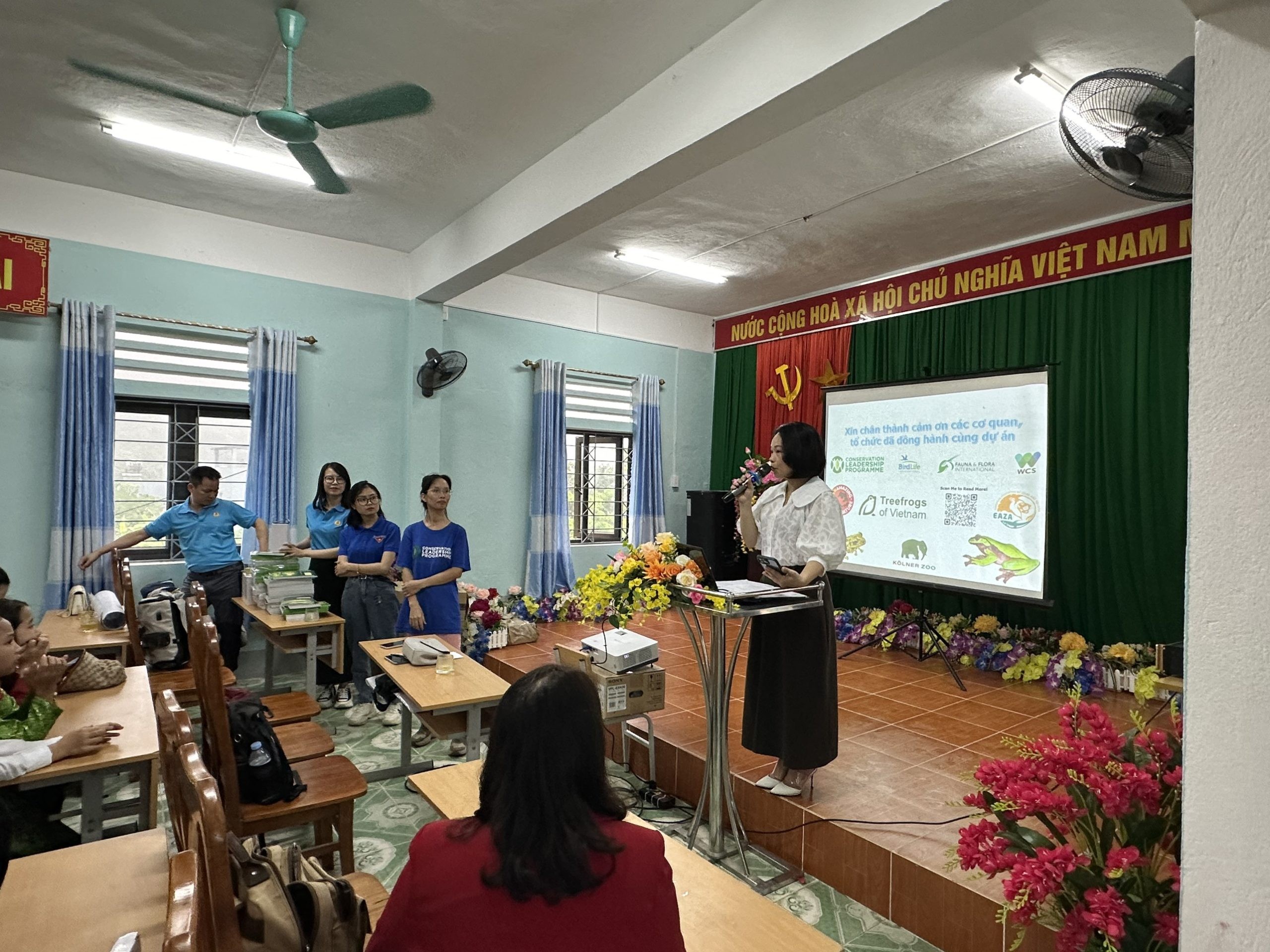 Các em học sinh tham gia cuộc thi giải ô chữ về đa dạng sinh học