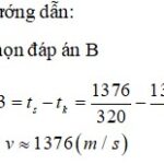 Người công nhân đường sắt đang kiểm tra đường ray bằng búa, tập trung lắng nghe âm thanh để phát hiện các dấu hiệu hư hỏng.