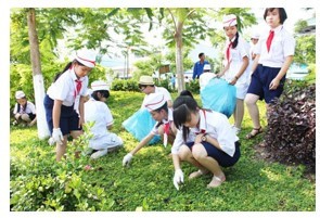 Học sinh tham gia hoạt động trồng cây xanh