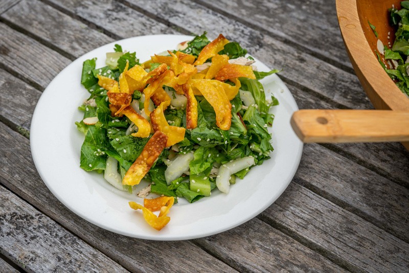 Salad Zen trang trí với vỏ bánh trứng hoành thánh