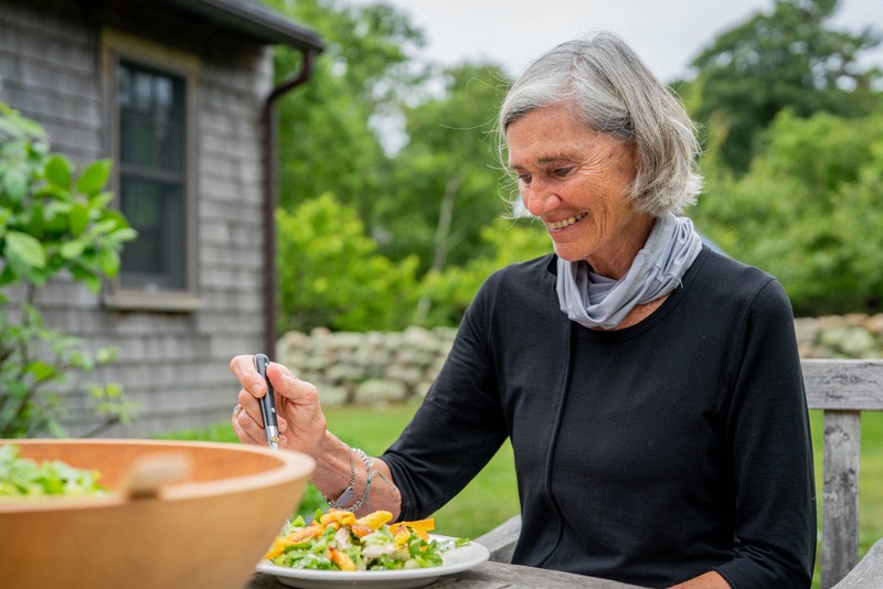 Mẹ của Erin, Cindy Doyle, thưởng thức món salad Zen