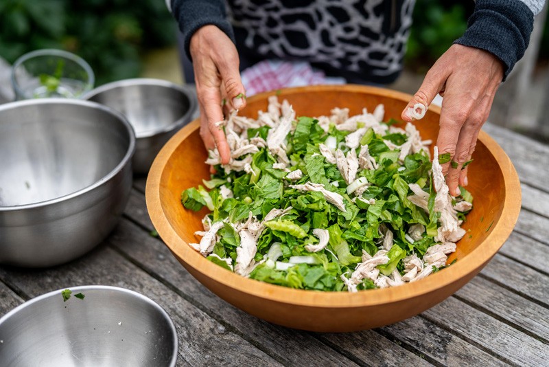Trộn salad Zen với một ít ức gà