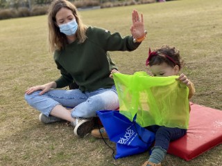 Hình ảnh một giáo viên đang hướng dẫn một nhóm trẻ em chơi nhạc cụ
