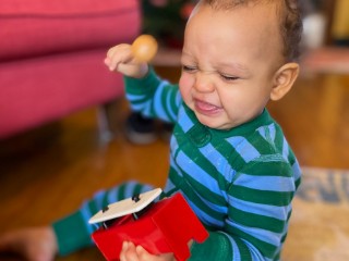 Hình ảnh một em bé đang chơi đàn piano dưới sự hướng dẫn của giáo viên