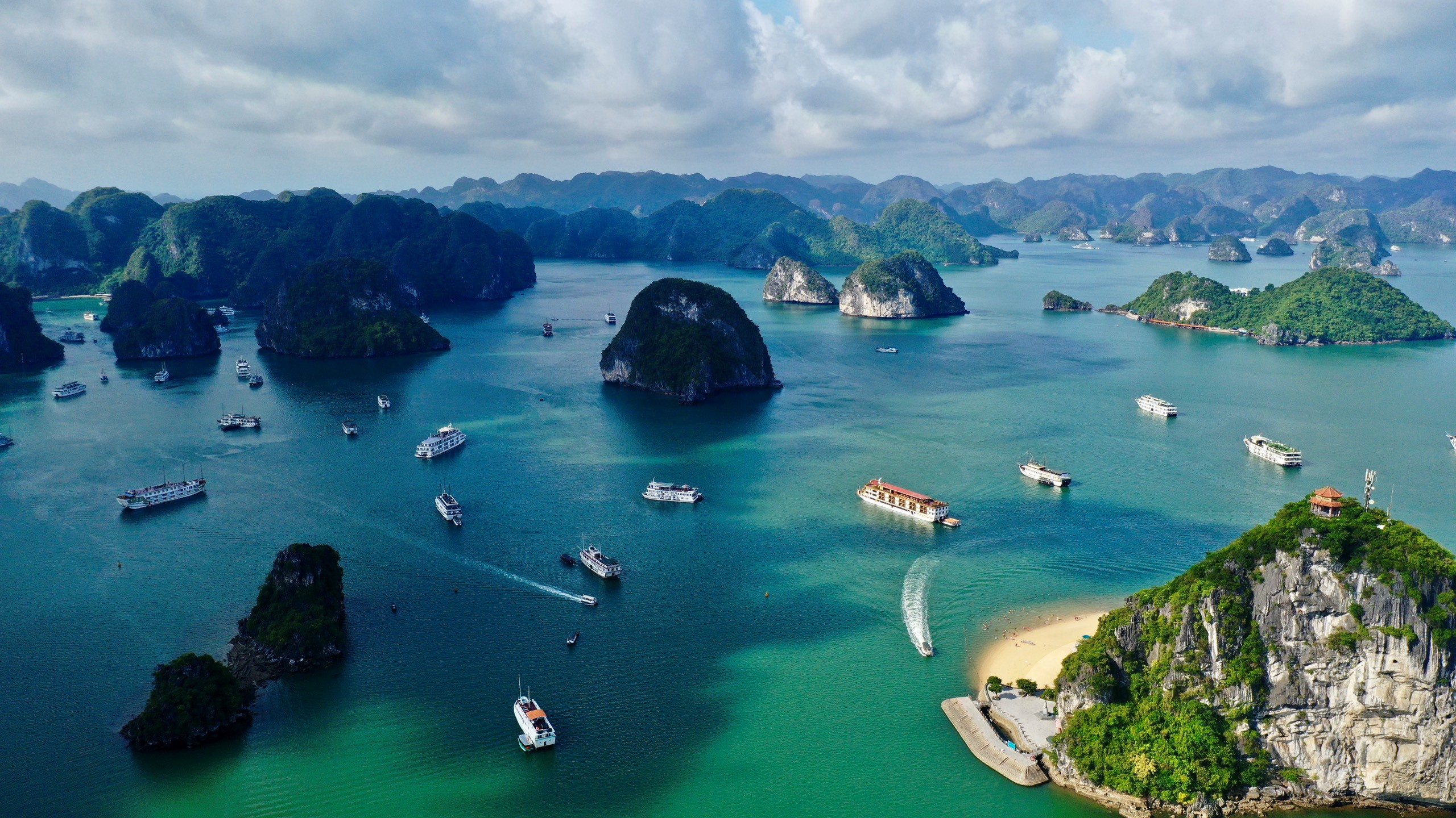 Vịnh Hạ Long - Di sản thiên nhiên thế giới, một trong những điểm du lịch hấp dẫn của Việt Nam