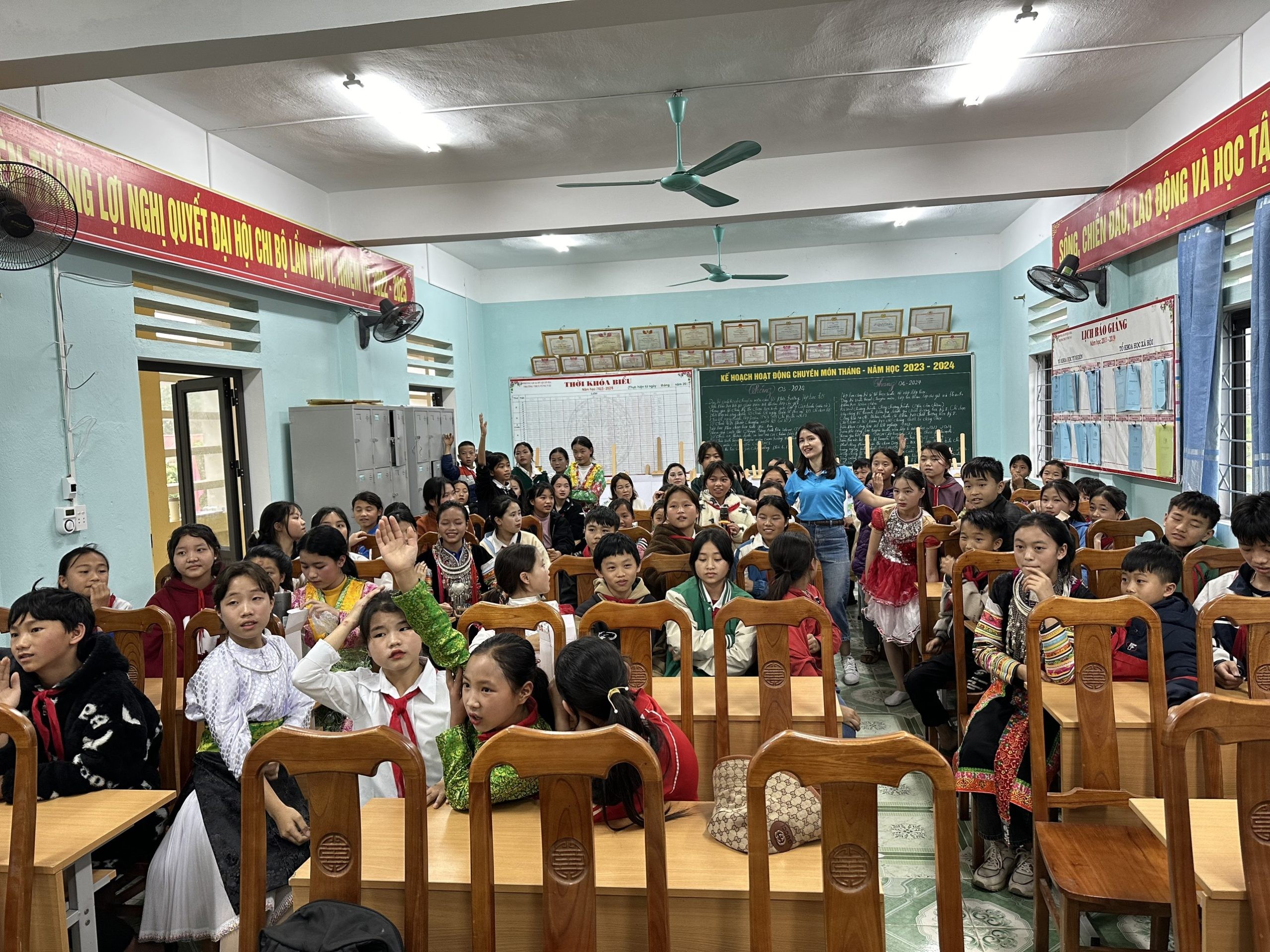 Những bức tranh vẽ đầy màu sắc và ý nghĩa của các em học sinh
