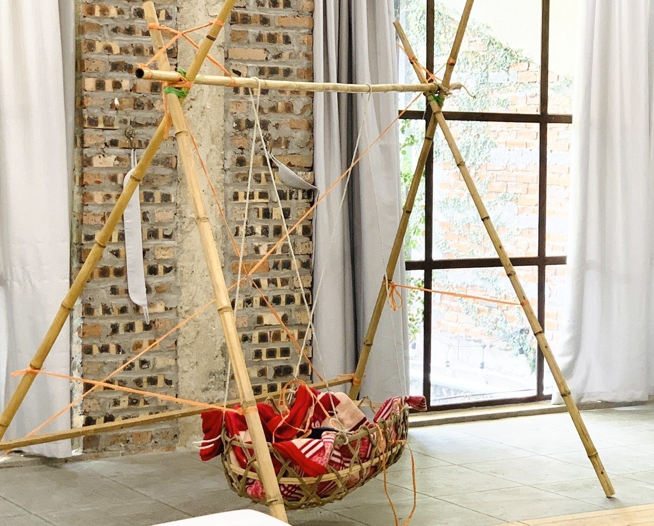Chiếc nôi trở thành hình ảnh giản dị, thân thuộc, gắn bó với những câu hát ru bao đời