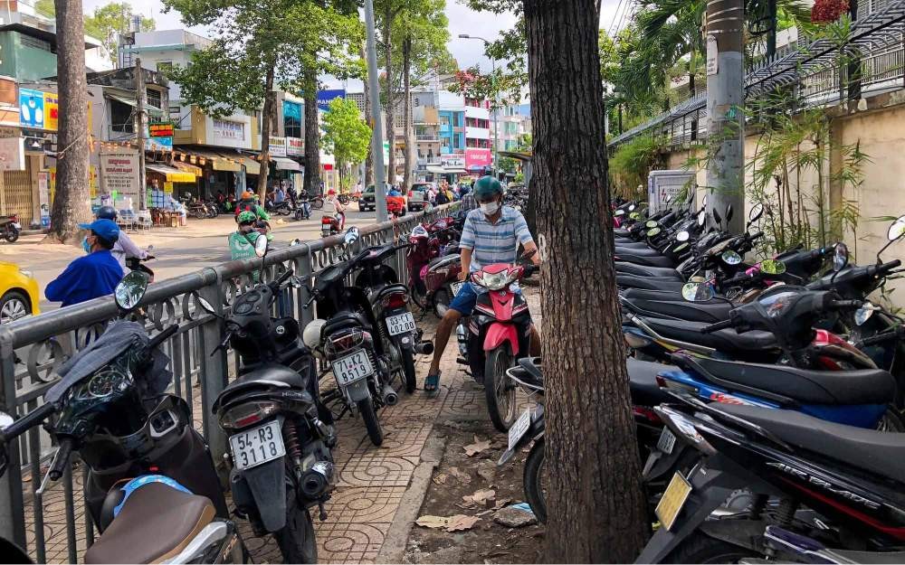 Khu vực gửi xe máy gần Lăng Bác có giá khoảng 10.000 VNĐ/lượt