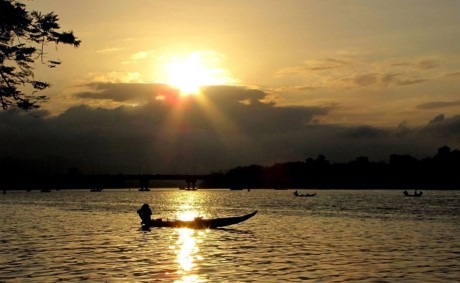 Sông Hương vào buổi bình minh, ánh nắng vàng chiếu rọi