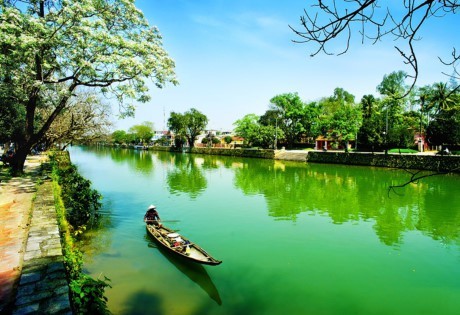 Sông Hương mùa đông với vẻ đẹp trầm mặc