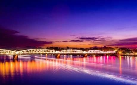 Cầu Tràng Tiền bắc qua sông Hương, Huế